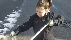 Zoe, la piccola Greta Thunberg di Bedizzole che a sette anni raccoglie i rifiuti per strada