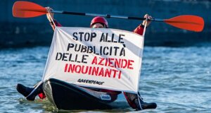 Greenpeace: una petizione per vietare pubblicità delle aziende responsabili della crisi climatica