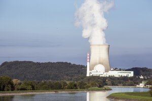 Invece di accelerare le rinnovabili, in Italia c’è chi vuole tornare alle centrali nucleari