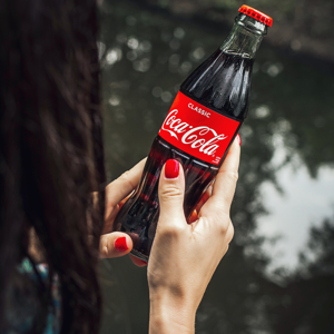 Coca-Cola per l’ambiente: sperimentata la prima bottiglia di carta