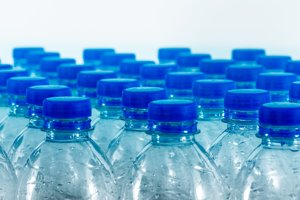 Studio: Italiani pronti a ridurre plastica monouso, ma più della metà consuma acqua in PET