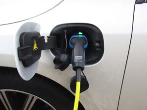 Nel primo trimestre del 2021 l’elettrico supera diesel e benzina