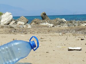 Le spiagge italiane invase dalla plastica: 783 rifiuti ogni 100 metri, lo dice Legambiente