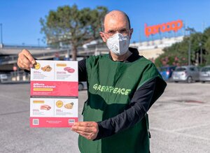 I volontari di Greenpeace davanti ai supermercati per diffondere le offerte sconvenienti della carne prodotta da allevamenti intensivi