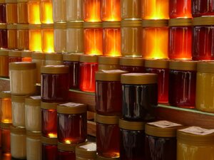 Coldiretti: il clima mette in crisi le api, addio a 1 vaso di miele su 4