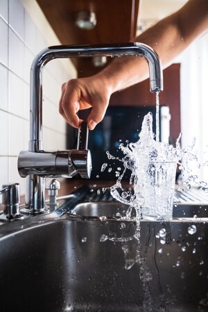 Gli otto paradossi dell’acqua potabile nel nostro Paese