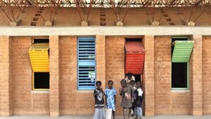 Francis Kéré vince il Pritzker Prize per i suoi edifici che si adattano al clima