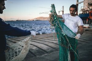 Plastica in mare, in Grecia la prima scuola di pesca sostenibile che raccoglie e ricicla