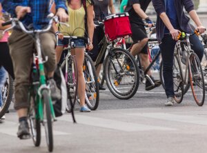 Tutti in bici: cosa manca all'Italia per pedalare bene