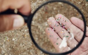 Microplastiche, l’Ue introduce restrizioni su detergenti e cosmetici. Quel che c’è da sapere su divieti ed esenzioni