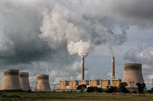 La decarbonizzazione in Italia è in ritardo, ma perdiamo tempo con il nucleare