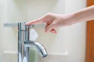 Quanta acqua consumi al giorno? Dati e strategie di risparmio