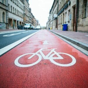 Auto elettrica è meglio, ma per la mobilità green servono trasporto pubblico e bici