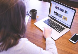Sostenibilità digitale, per il 30% dei giovani la tecnologia non serve contro la crisi climatica