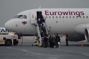 I viaggi in aereo costano troppo? Quelli in treno di più anche se inquinano meno