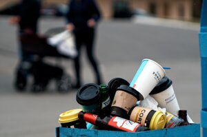 I bicchieri di carta inquinano come i bicchieri di plastica