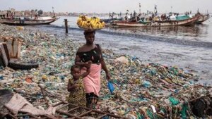 In Senegal la baia di Hann è diventata una discarica