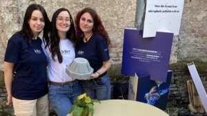 Tre ragazze e una boa tech per eliminare la plastica dagli oceani