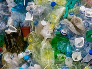 Una nuova plastica veramente biodegradabile ci salverà? Si scioglie in 10 giorni, senza creare microplastiche
