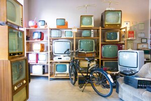 Greenpeace: «Su giornali e tv più pubblicità di aziende inquinanti che articoli sulla crisi climatica»