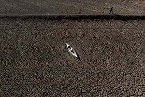 Paraocchi fossile - La crisi climatica ci sta rendendo tutti più poveri, ma continuiamo a far finta di nulla