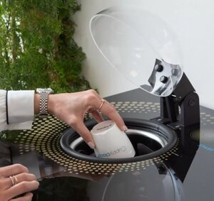 Pausa caffè in ufficio con la tazzina igienizzata, più green del monouso