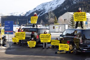 «Tassare i super-ricchi per avere giustizia climatica e sociale»: a Davos la protesta di Greenpeace