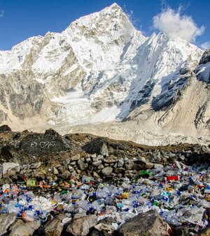 L’Alleanza che rimuove migliaia di tonnellate di plastica e intanto ne fabbrica milioni