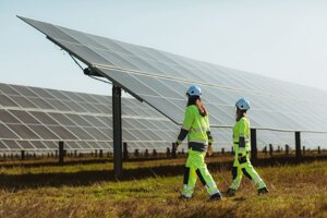 La transizione energetica globale avanza, nonostante le tensioni geopolitiche e i conflitti