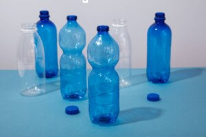 Le bottiglie di plastica si trasformano ancora: dopo il tappo non rimovibile, arriva una novità che cambierà tutto