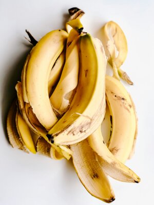Non buttarle via, le bucce di banana sono oro puro per le tue piante: ecco come usarle