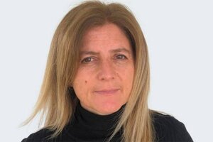 Una donna sulla strada maestra del nuovo fotovoltaico