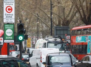 Londra, drastico calo dello smog dopo l’introduzione della zona a basse emissioni (Ulez)