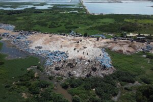 Fast fashion e inganno globale: abiti usati del Regno Unito abbandonati nelle zone umide protette del Ghana