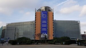 La Commissione allenta le regole degli aiuti di Stato per sostenere l’industria green