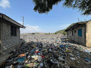 L’Africa soffoca sotto il peso dei nostri abiti usati, e la colpa è del fast fashion
