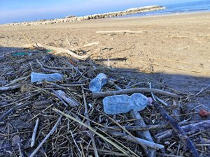 L’Adriatico sommerso dai rifiuti: la risposta è l’economia circolare