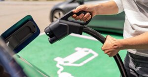 Lo slittamento degli obiettivi Ue rallenta le auto elettriche: 2 milioni in meno tra il 2025 e il 2027