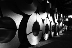 Acciaio verde: la transizione globale tra pressioni regolatorie, innovazioni tecnologiche e nuovi modelli di mercato