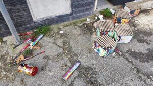 I volontari di Retake al lavoro per rimuovere i rifiuti di Natale e Capodanno