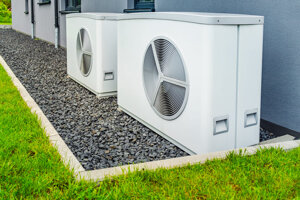 Elettrificazione, con auto elettriche e pompe di calore ogni famiglia italiana risparmierebbe 1.780 euro l’anno