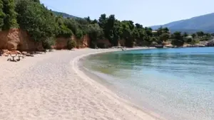 Grecia, nuovi divieti di lettini e ombrelloni: crescono le spiagge senza “impatto dell’uomo”