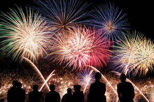 Fuochi d'artificio: qual è il loro reale impatto ambientale? Spoiler: per l'aria i fumi dello street food sono peggio