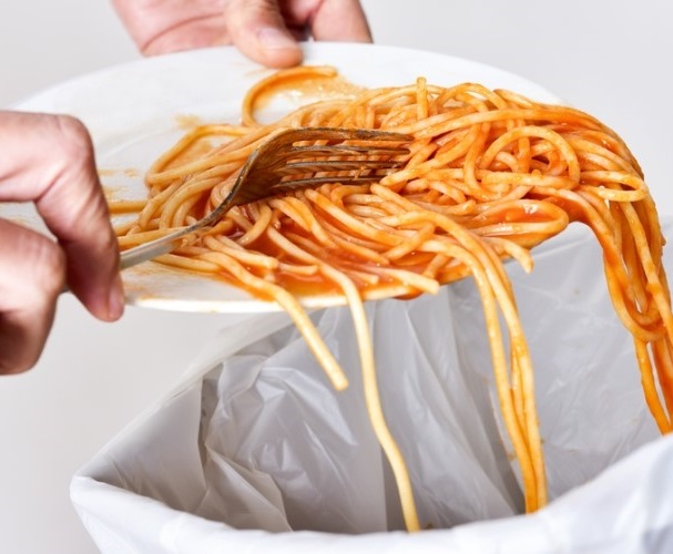 Spreco alimentare: ogni anno gli Italiani gettano nella spazzatura di casa 36 kg di cibo, per un valore di 12 miliardi di euro