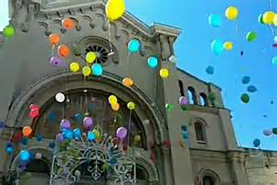 Bari, palloncini biodegradabili in volo per San Giuseppe: