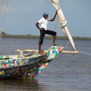 Questa barca è fatta di infradito riciclate e ripulisce il Kenya dalla plastica