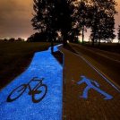 Pavia, l'asfalto assorbe la luce del sole e si illumina di notte: la ciclabile è blu fluo