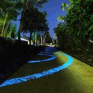 È italiana la pista ciclabile luminescente più lunga del mondo e riempie di magia i laghi di Nabi