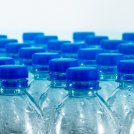 Indagine della BEI: il 94% degli italiani intende smettere di utilizzare le bottiglie di plastica