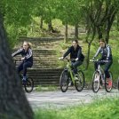 In città camminare, bici e trasporti pubblici restano le opzioni di mobilità più ecologiche rispetto agli scooter elettrici o ai viaggi in auto